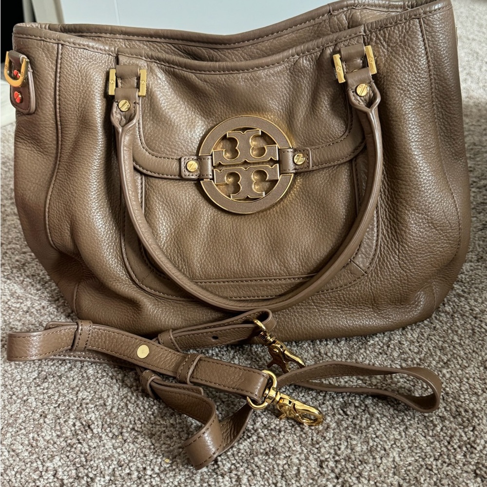 Tory Burch Amanda Classic Hobo bag in tan pebbled leather